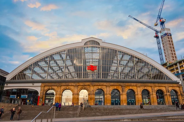 Liverpool, UK - May 16 2018:Liverpool Lime Street is a terminus — Stock Photo, Image