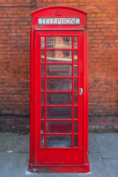 Cabine téléphonique traditionnelle K6 rouge vintage — Photo