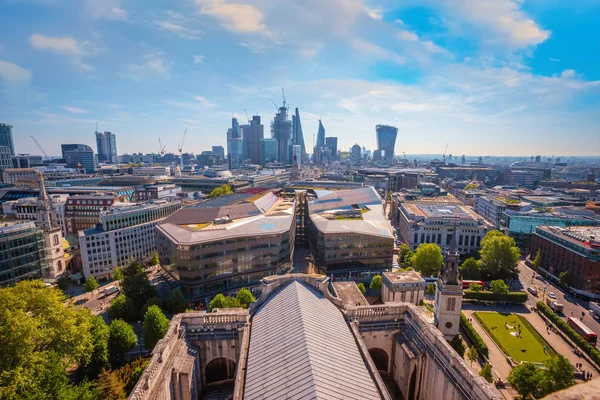 从圣保罗大教堂的石头画廊看伦敦的城市景观 — 图库照片