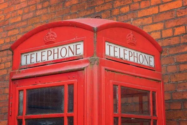 Geleneksel vintage kırmızı K6 telefon kulübesi — Stok fotoğraf