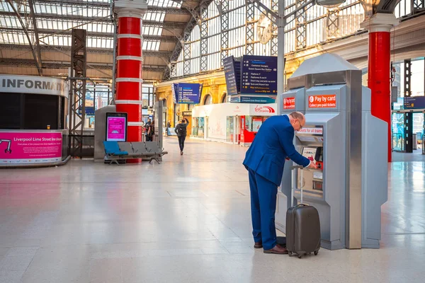 Unidentified people travel by trains at Liverpool Lime Street station — Stock Photo, Image