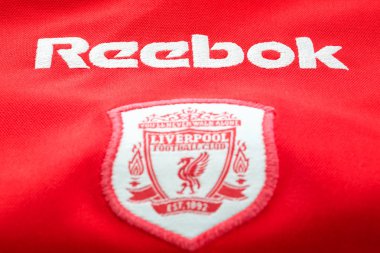 Bangkok, Tayland - 17 Ocak 2019: Yakın çekim Liverpool Fc futbol ev mayo 1982-1985 kulübün amblemi ile yaklaşık
