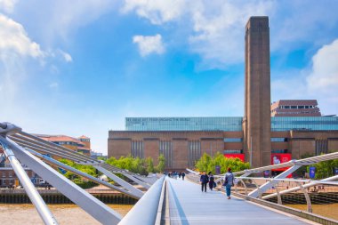 Millenium Köprüsü'nü geçen insanlarla Tate Modern Müzesi'nin görünümü