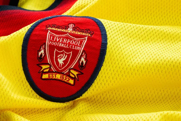 Primo piano della maglia da trasferta del Liverpool FC circa 1997 - 1999 con l'emblema del club — Foto Stock