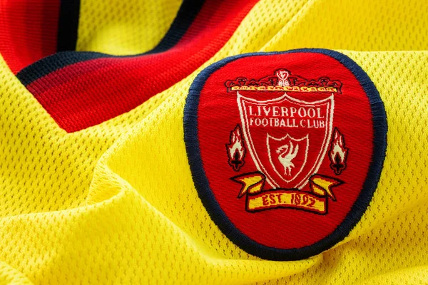 Zbliżenie: Liverpool Fc football od jersey około 1997-1999 z godłem klubu — Zdjęcie stockowe