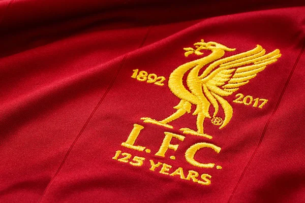 Primer plano de la camiseta de fútbol del Liverpool FC circa 2017-2018 con el emblema del club, celebrando 125 años del club — Foto de Stock