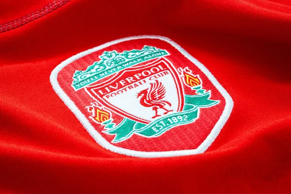 Primer plano de la camiseta de fútbol del Liverpool FC circa 2002-2004 con el emblema del club — Foto de Stock