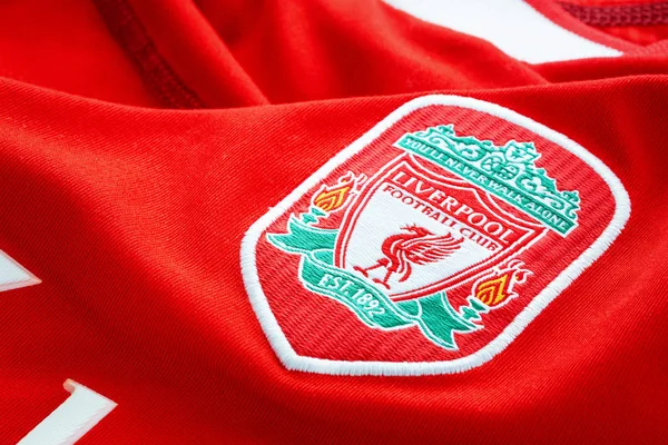 Close-up de Liverpool FC futebol casa jersey por volta de 2002-2004 com emblema do clube — Fotografia de Stock