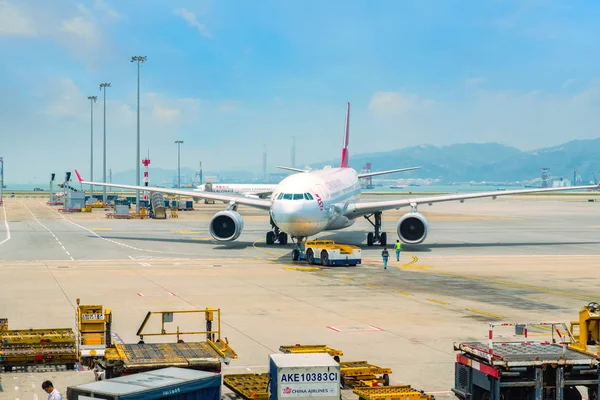 香港国際空港でのジェット便のドック — ストック写真