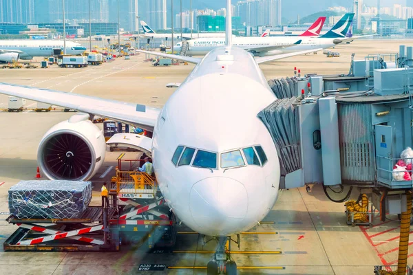 香港国際空港でのジェット便のドック — ストック写真