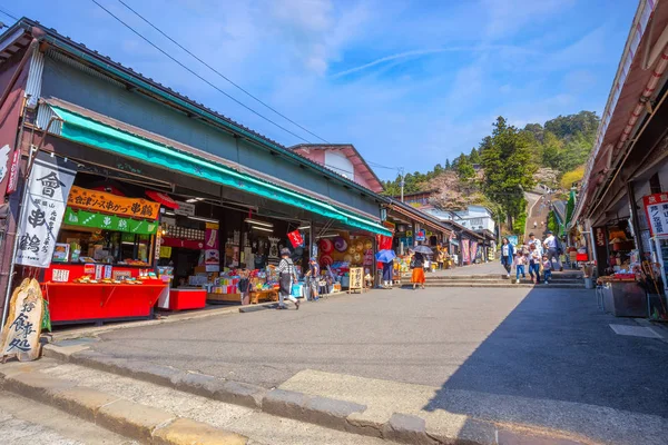 Aizuwakamatsu, Japón - 21 de abril de 2018: Camino hasta la tumba o — Foto de Stock