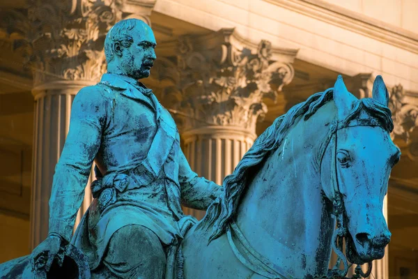 Prince Albert Statue at St George 's Hall in Liverpool, UK — стоковое фото