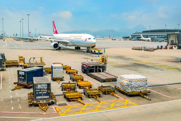 Düsenflüge legen am internationalen Flughafen Hongkong an — Stockfoto