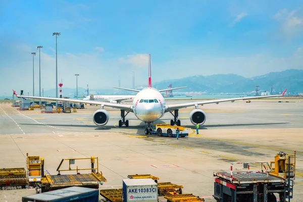 香港国際空港でのジェット便のドック — ストック写真