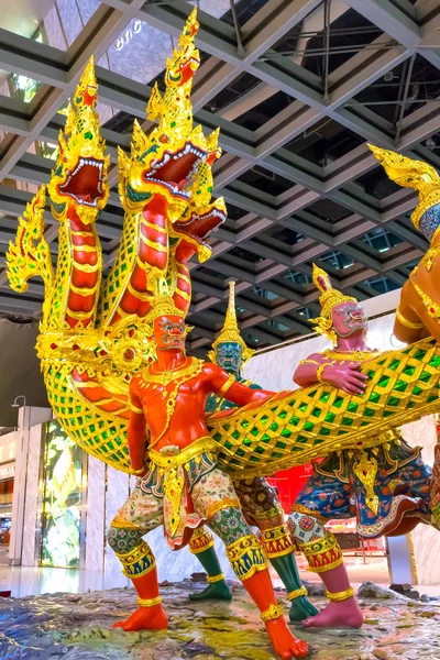 Szene der Yaksha (Halbgott) beim Aufwirbeln der Milchmeer-Skulptur in der zollfreien Zone am Flughafen Suvanabhumi — Stockfoto