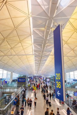 Hong Kong Uluslararası Havaalanı'nda kimliği belirsiz kişiler