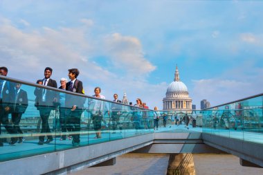 Millenium Köprüsü ile St Paul Katedrali görünümü