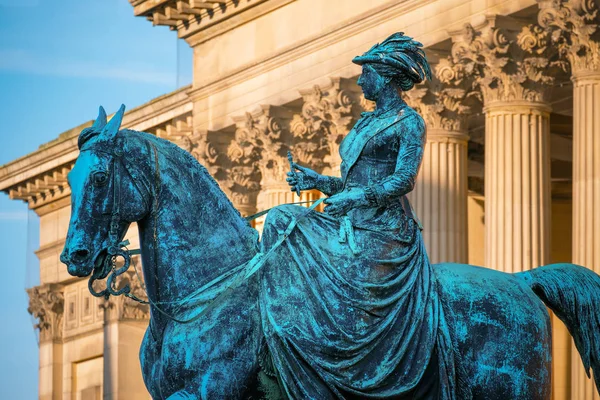 Estatua de la reina Victoria en el St George 's Hall de Liverpool, Reino Unido —  Fotos de Stock