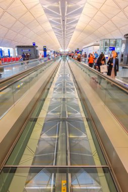 Hong Kong Uluslararası Havaalanı'nda insanlar