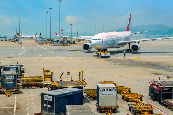 Jet flights dock in Hong Kong International Airport — Stock Photo, Image