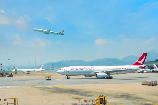 Jet flights dock in Hong Kong International Airport — Stock Photo, Image