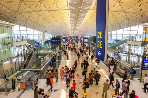 Lidé na mezinárodní letiště v Hong Kongu — Stock fotografie