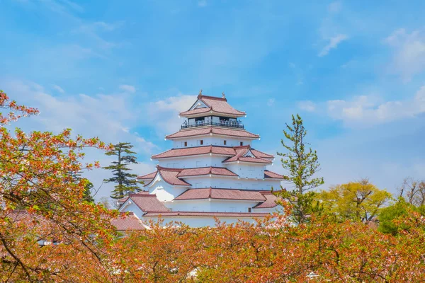 Aizuwakamatsu slott med körsbärsblomma — Stockfoto