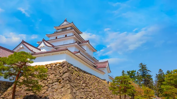 Aizuwakamatsu slott med körsbärsblomma — Stockfoto