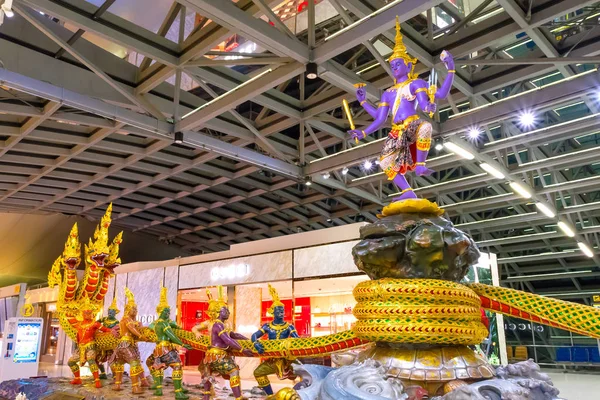 Suvanabhumi Havaalanı'nda Yaksha (yarı tanrı) Çalkalama Sahnesi, Tayland — Stok fotoğraf