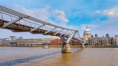 Londra'da Millenium Köprüsü ile St Paul Katedrali Görünümü, İngiltere