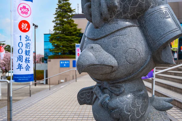 Takamura-kun-en hök maskot av Hirosakis slott — Stockfoto