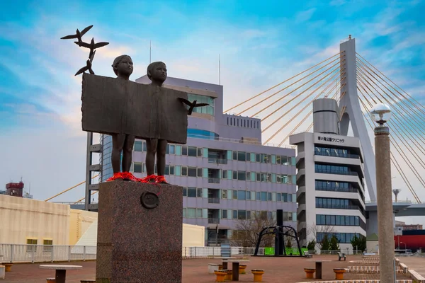 Futari - Estátua de duas pessoas na ponte Aomori Bay em Aomori, Japão — Fotografia de Stock