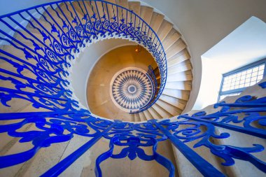 Londra'daki Queen's House Müzesi'nde kapsamlı Lale Merdivenleri, İngiltere