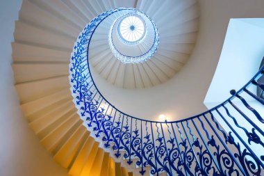 Londra'daki Queen's House Müzesi'nde kapsamlı Lale Merdivenleri, İngiltere