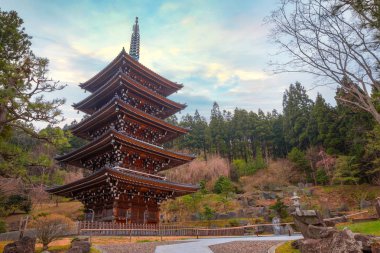  Aomori, Japonya'daki Seiryu-ji Budist tapınağında beş katlı pagoda
