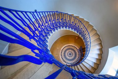  Londra'daki Queen's House Müzesi'nde kapsamlı Lale Merdivenleri, İngiltere