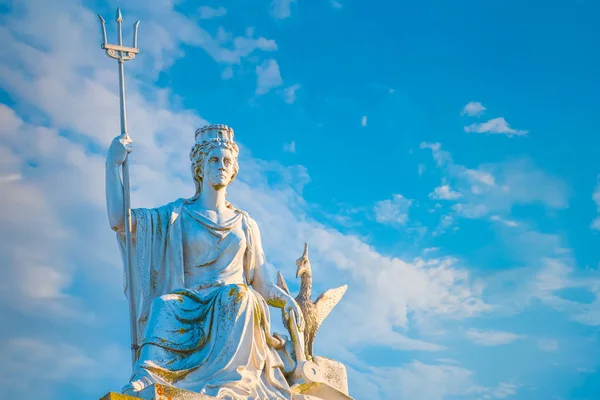 Statue of Britannia and a Liver Bird on top of the Walker Art Gallery in Liverpool, UK — Stock Photo, Image