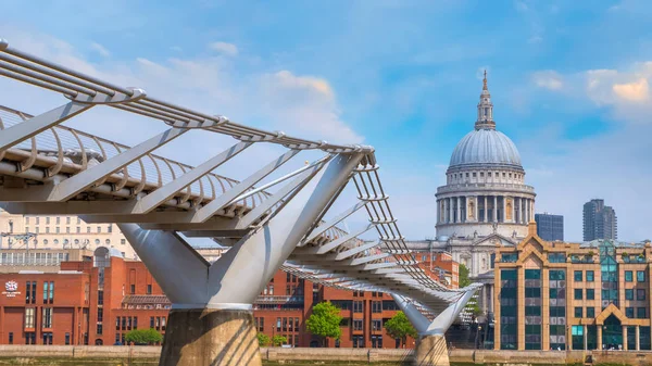 Vista de la Catedral de San Pablo con Millenium Bridge en Londres, Reino Unido —  Fotos de Stock