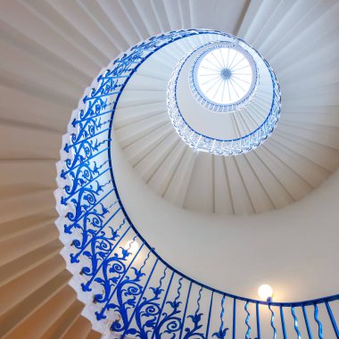 Londra'daki Queen's House Müzesi'nde kapsamlı Lale Merdivenleri, İngiltere