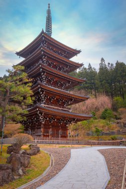 Aomori, Japonya'daki Seiryu-ji Budist tapınağında beş katlı pagoda