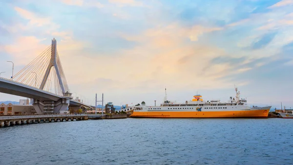 Nave commemorativa Hakkoda-Maru nella baia di Aomori in Giappone — Foto Stock