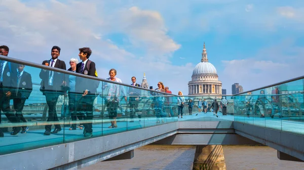 Millenium Köprüsü ile St Paul Katedrali Manzarası