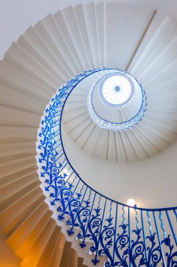 Londra'daki Queen's House Müzesi'nde kapsamlı Lale Merdivenleri, İngiltere