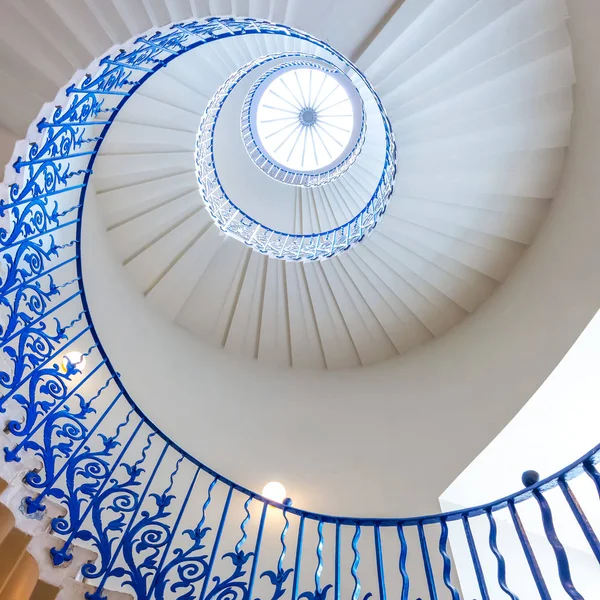 Londra'daki Queen's House Müzesi'nde kapsamlı Lale Merdivenleri, İngiltere