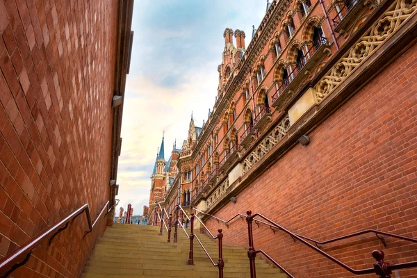 Londra, İngiltere 'deki St Pancras istasyonu.