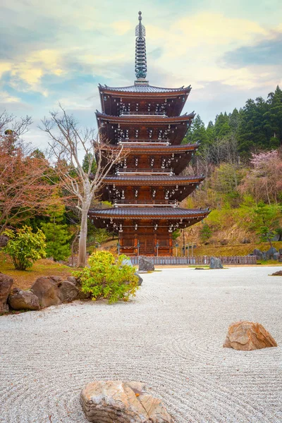 Pagoda de cinco pisos en el templo budista Seiryu-ji en Aomori, Japón — Foto de Stock