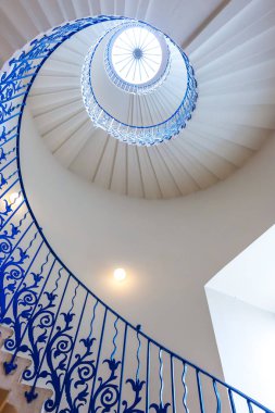 Londra'daki Queen's House Müzesi'nde kapsamlı Lale Merdivenleri, İngiltere