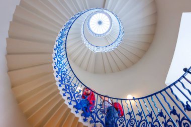 Londra'daki Queen's House Müzesi'nde kapsamlı Lale Merdivenleri, İngiltere