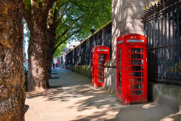 Tradiční červený telefonní stánek K6 před britským muzeem — Stock fotografie