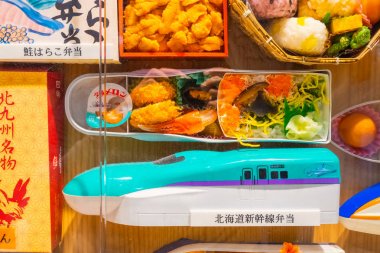 Tokyo istasyonunda Grandsta gıda mağazasında set İstasyonu yemek kutusu
